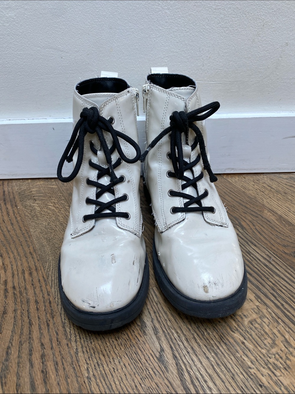 Old Navy White Lace-Up Patent Combat Boots with Black Laces youth size 4